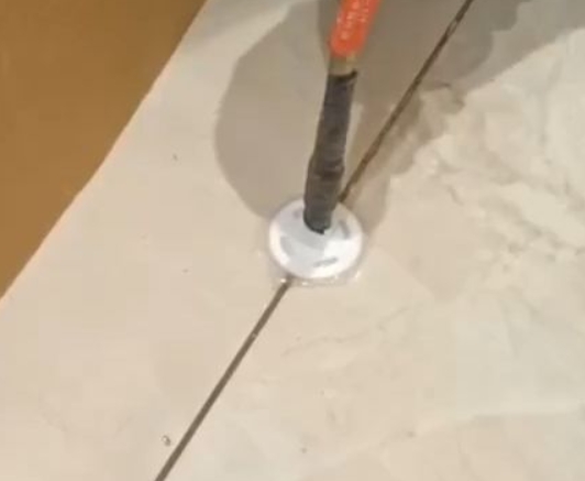 灵丘瓷砖空鼓维修公司专业解答瓷砖在铺贴过程中，如果没有涂抹均匀到位的粘结材料（如水泥砂浆或瓷砖胶），可能会导致以下问题