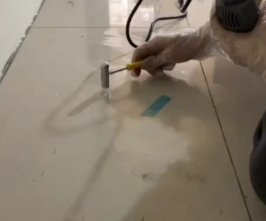 灵丘瓷砖开裂维修公司专业分享瓷砖在铺贴前如果没有沥干水分，将会导致以下问题